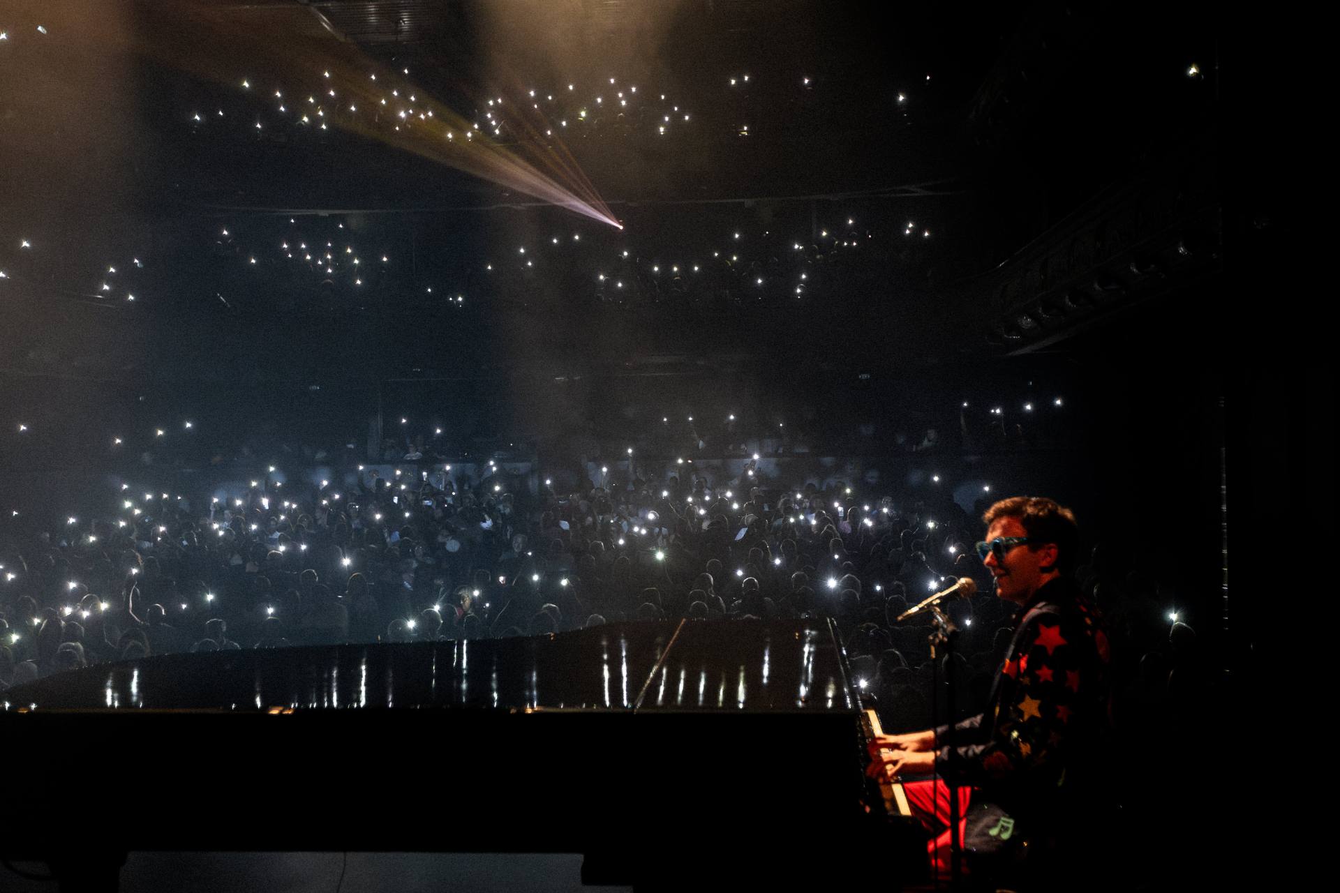 Sir El Tom and band taking a bow on stage at Teatro Tivoli, Lisbon